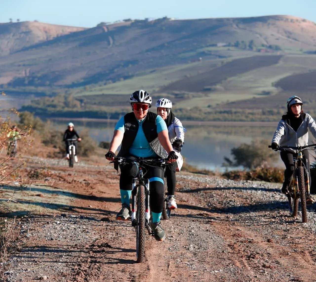 Sortie VTT en groupe avec le lac en arrière-plan