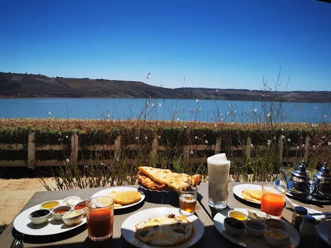 Terrasse d’O’LAC avec vue sur le lac